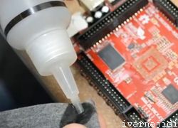 تمیز کردن پایه ها و چیپ را با محلول مخصوص مثل الکل سفید-soldering